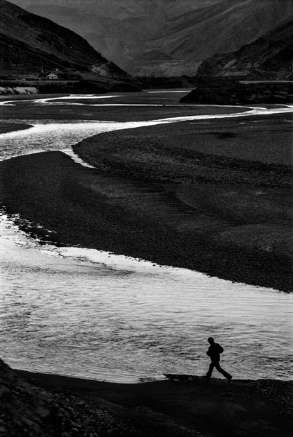 07_shawabehomeopathic.spiti.river.mountain.man.running.blackaandwhite.jpg
